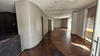 <p><span>Aan de bruisende rand van Oud-Berchem bieden wij dit unieke handelsgelijkvloers aan. Dit pand, momenteel in gebruik als de alom bekende catering '</span><span>De Zoete Linde'</span><span>, geniet van een uitstekende commerciële zichtbaarheid en biedt tal van mogelijkheden voor ondernemers.</span></p><h3><span>Indeling:</span></h3><ul><li><span>Handelsgelijkvloers (135 m²):</span><span> Ruime handelsruimte ingericht als catering en verbruikszaal, voorzien van toog met werkruimte, een achterliggende keuken/werkplaats, toegang tot een ruime stockagekelder met parkeerplaatsen en een sanitaire ruimte.</span></li><li><span>Kelderverdieping:</span><span> Momenteel is er een ruime kelderberging/atelier/stockageruimte van </span><span>50m²</span><span>; aansluitend werden er twee parkeerplaatsen van </span><span>23m²</span><span> in gebruik genomen als extra berging én extra (kleine) staanplaats</span><span>.</span></li></ul><h3><span>Troeven:</span></h3><p><span>- Absolute toplocatie in Berchem met uitstekende zichtbaarheid en bereikbaarheid</span></p><p><span>- Polyvalente ruimte, overname van de roerende goederen is bespreekbaar</span></p><p><span>- Ruime kelderberging/atelier van 50m²</span></p><p><span>- 2 parkeerplaatsen of extra berging én een extra, kleinere, parkeerplaats</span></p><p><span>- Energiezuinig en asbestveilig</span></p><p><span>Een unieke kans voor ondernemers! Interesse? Neem contact op voor meer info of een bezichtiging.</span></p><p><span> </span></p><p><span> </span></p><p><span> </span></p>