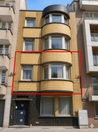 Bent u op zoek naar een stijlvol, ruim en volledig gerenoveerd appartement in het bruisende centrum van Oostende? Dan is dit prachtige appartement van ca. 100 m² absoluut een bezoek waard.<br /><br />Gelegen op een toplocatie, op wandelafstand van de winkelstraten, de jachthaven, het station en het strand, geniet u hier van alle troeven die Oostende te bieden heeft.<br /><br />Het appartement werd eind 2025 volledig en kwalitatief gerenoveerd met oog voor detail, comfort en hedendaagse afwerking. De lichtrijke leefruimte met hoge plafonds en grote raampartijen creëert een aangenaam open gevoel en biedt een prachtig uitzicht op het Petrus & Paulusplein.<br /><br />De moderne open keuken met stijlvol kookeiland vormt het hart van het appartement en sluit perfect aan op de leefruimte — ideaal voor gezellige avonden met familie of vrienden.<br /><br />Indeling:<br /><br />→ Ruime inkomhal<br />→ Lichtrijke leefruimte<br />→ Open keuken met eiland<br />→ 3 volwaardige slaapkamers<br />→ Moderne badkamer<br />→ Apart toilet<br />→ Grote berging/wasruimte<br />->lage kosten (geen lift of syndicus, ki:751€)<br /><br /><br />✔ Volledig gerenoveerd eind 2025<br />✔ Energiezuinig met EPC-score B<br />✔ Instapklaar vanaf augustus <br />✔ Centrale ligging<br />✔ Veel lichtinval en ruimtegevoel<br />✔ Ideaal als gezinswoning, tweede verblijf of investering<br /><br />Een unieke kans om stijlvol en zorgeloos te wonen in het hart van Oostende.<br /><br />Contacteer ons vandaag nog voor een bezoek en ontdek zelf de charme van dit prachtige appartement.