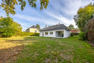 <p>In de charmante Bloemenwijk in Halle-Zoersel vinden we deze met stijl gerenoveerde woning terug.</p>
<p>Het pand onderging een smaakvolle renovatie, uitgevoerd met oog voor detail en liefde voor materiaal. Het resultaat? Een prachtige materialenmix met een duidelijke wabi-sabi feel, waar oud en nieuw elkaar moeiteloos aanvullen.</p>
<p>INDELING: <br />Via de inkomhal met vestiaire wandel je naar de lichtrijke woonkamer waar grote raampartijen zorgen voor een aangename lichtinval en een mooi zicht op de tuin.</p>
<p>De leefruimte vloeit naadloos over in de open keuken die tot in de puntjes werd afgewerkt. Duurzame materialen zoals hout en mortex bepalen ook hier de sfeer en zorgen voor een warme, tijdloze uitstraling.</p>
<p>Zowel de eetruimte als de keuken geven uit op een gezellig overdekt terras.</p>
<p>De nachthal verbindt het leefgedeelte met het meer private deel van de woning. Hier bevinden zich drie volwaardige kamers die kunnen dienen als slaapkamers, bureau, dressing of hobbyruimte. De badkamer werd uitgerust met een ligbad, douche en dubbele wastafel. Ook hier werd gekozen voor eenzelfde kwalitatieve afwerking.</p>
<p>Aangrenzend is er een inpandige garage, handig voor je auto, fietsen of als opslagruimte.</p>
<p>De woning werd momenteel afgewerkt tot een volwaardige gelijkvloerse woonst maar biedt op de zolderverdieping nog volop mogelijkheden voor uitbreiding; de plannen hiervoor liggen al klaar.</p>
<p>Leuke plus: voor wie instant wil intrekken en genieten is ook het meubilair en linnen te koop.</p>
<p>BIJZONDERHEDEN:<br />- Hoogwaardige en duurzame afwerking<br />- Uitbreidingsmogelijkheden op de bovenverdieping<br />- Gezellig overdekt terras<br />- Inpandige garage<br /><br />Voor meer info of een bezoek ter plaatse kan u vrijblijvend contact opnemen met Stephanie via stephanie@reds.be of telefonisch op 0476/90 95 94</p>