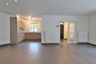 Zoekt u een energiezuinig 2-slaapkamer appartement met ruim terras in hartje Beveren?<br />Dan is dit appartement vast iets voor u!<br /><br />Het appartement is gelegen op de gelijkvloerse verdieping van een kleinschalig gebouw in het centrum van Beveren en heeft volgende indeling: een privé inkomhal met een apart toilet met handwasser, een ruime living met aansluitend een ruim terras, een halfopen keuken (voorzien van keramische kookplaat, spoelbak, dampkap, koelkast en vaatwasmachine), een berging, een badkamer (met een inloopdouche, een extra breed ligbad en een dubbel lavabomeubel) en 2 slaapkamers, 15m² en 8m² (waarvan de grootste met patio).<br /><br />Verder is er een ondergrondse staanplaats met berging en een gemeenschappelijke fietsenstalling inbegrepen in de huurprijs.<br />Het appartement is bovendien volledig voorzien van verlichting. <br /><br />De gemeenschappelijke kosten bedragen 50 euro per maand.<br />Het appartement is beschikbaar vanaf 1 september.<br /><br />De voornaamste troeven van dit appartement zijn: centrale ligging, de energiezuinigheid, vlakbij de winkelstraten...<br /><br />Twijfel niet om ons te contacteren voor meer informatie of een plaatsbezoek via verhuur@homevast.be of tel. 03 376 20 20.