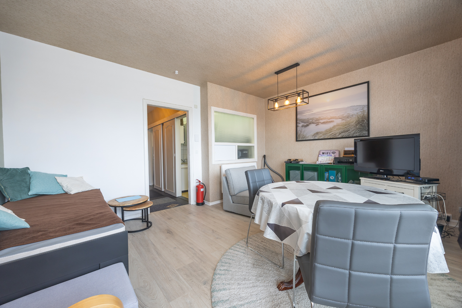 Move-in ready studio with south-facing terrace in a prime location near the seafront promenade! - photo 4