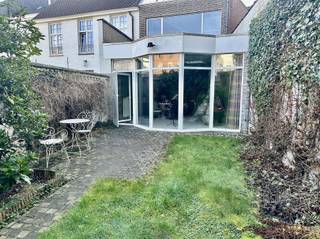 <p><span><span>Op zoek naar karakter, comfort en de gezelligheid van de stad binnen handbereik?</span></span></p><p><span><span>INDELING</span></span></p><p><span><span>Op een boogscheut van de historische markt van Oudenaarde vindt u deze charmante woning. </span></span><br /><span><span>Deze woning voorziet op gelijkvloers : inkomhal, kamer met afzonderlijk toilet, keuken met eethoek + toegang tot de dubbele kelder, </span></span><br /><span><span>doorlopende living en eetkamer met zicht op de stadstuin + carport  (bereikbaar via Burgschelde)</span></span><br /><span><span>Op de bovenverdieping: nachthal met apart toilet, 2 badkamers, 3 slaapkamers, vouwtrap naar de zolderverdieping.</span></span></p><p><span><span>Hoogtepunten van de woning:</span></span><br /><span><span>•    Toplocatie: Op wandelafstand van de Markt, gezellige terrasjes en winkels.</span></span><br /><span><span>•    Lichte leefruimte: Een sfeervolle living.</span></span><br /><span><span>•    Rustgevende buitenruimte: Een zonnige stadstuin om in alle rust te ontspannen.</span></span></p><p><span><span>Interesse?</span></span><br /><span><span>Vraag uw bezoek aan via onze website www.immodhondt.be </span></span></p>