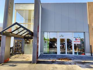 <strong>Handelspand van 300 m² te huur</strong> op topligging in Sint-Andries, Brugge!<br /><br />Dit handelspand bestaat uit een gelijkvloerse ruimte van +/- 250 m² van ongeveer 11 m breed op 23 m diep en een kleinere ruimte van +/- 50 m² op de eerste verdieping. De ruimtes worden casco aangeboden en de voorgevel ondergaat momenteel een grondige renovatie. Dit handelspand biedt een uitstekende kans voor ondernemers die hun commerciële concept volledig naar eigen inzicht willen vormgeven om een absolute toplocatie langs de rand van Brugge.<br /><br />Voor de deur bevinden zich gemeenschappelijke parkeerplaatsen die vrij toegankelijk zijn voor klanten en personeel, wat zorgt voor extra gemak en bereikbaarheid.<br /><br />Onmiddellijk beschikbaar.<br /><br />Contacteer <strong>PANORAMA B2B</strong> voor bijkomende inlichtingen, plannen of een vrijblijvend plaatsbezoek <strong>0479 70 70 73</strong>.