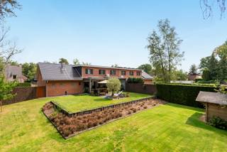 <p>Instapklare, moderne gezinswoning met 3 slaapkamers, veranda en verzorgde tuin.<br /><br />INDELING<br /><br />Gelijkvloers<br />Hier bevindt zich een lichtrijke leefruimte van 40m² (met airco en gashaard) met aansluitend een open, moderne keuken (14m²), uitgerust met hoogwaardige toestellen waaronder een Borreti fornuis. Verder zijn er een praktische wasplaats/berging, een apart toilet en een ruime inpandige garage (met plaats voor twee wagens. Aan de achterzijde is het in de gezellige veranda genieten van het mooie zicht op de tuin.<br /><br />Verdieping<br />De verdieping beschikt over drie slaapkamers (18,5m² - 11m² - 11m²), waaronder een masterbedroom met ingebouwde kast en airconditioning.<br />Daarnaast zijn er een aparte berging (20m²) en een dressing die rechtstreeks aansluit op de recent vernieuwde badkamer, uitgerust met inloopdouche, ligbad en dubbel lavabomeubel.<br /><br />De tuin is volledig omheind, zorgvuldig aangelegd en perfect onderhouden.<br />U kan er in alle rust genieten op het overdekte, verwarmde terras – ideaal om het hele jaar door buiten te vertoeven.<br /><br />BIJZONDERHEDEN<br />- EPC label C<br />- airco in de woonkamer & hoofdslaapkamer<br />- veranda aangebouwd in 2015<br />- verwarmde pergola<br /><br />POSITIEVE ASPECTEN<br />- instapklaar en uitstekend onderhouden<br />- moderne, lichtrijke woonst<br />- tijdloze en kwalitatieve materiaalkeuzes<br /><br />Kortom, deze woning biedt alle troeven voor wie op zoek is naar een instapklaar en comfortabel thuis.</p>