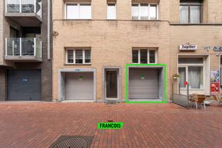 Ruime garage/loods op topligging in de Vramboutstraat, pal in het centrum. Dankzij de vlotte bereikbaarheid en centrale ligging vormt dit...