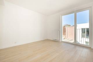 <p>Ruim appartement van 97m² in kleine mede-eigendom van slechts 5 appartementen. Appartement heeft enorme woonkamer van 43m². Gebouwd naar de normen van morgen met zonnepanelen, regenwaterrecuperatie voor de toiletten en driedubbele beglazing in alle appartementen. Keuken met SMEG-toestellen en parketvloer. Dit alles v met EPC A. Oplevering zomer 2025. Kelder (€3.000) en ondergrondse parkeerplaats (€24.000). Ontdek meer op afspraak!</p>