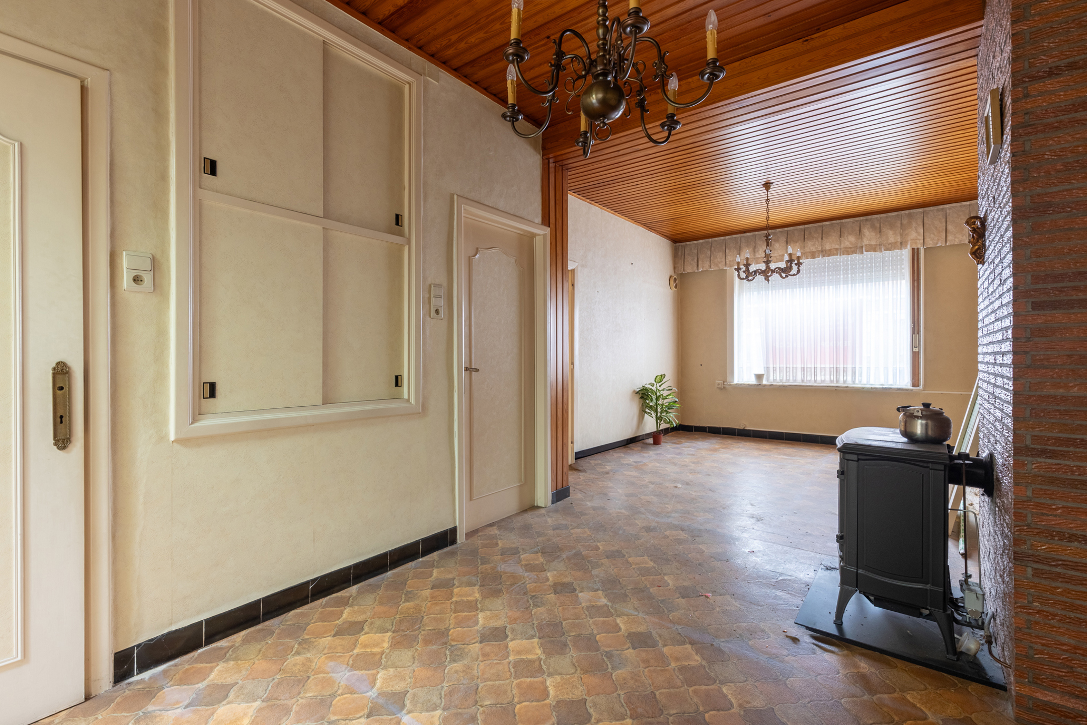 Op te knappen 3 slaapkamer woning + tuin in hartje Rumbeke - foto 4