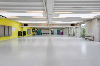 Commercieel gebouw met instapklaar appartement in het centrum van Roeselare.Grondoppervlakte: ca. 520m²Omvat:> commercieel gedeelte van ca. 470m²...