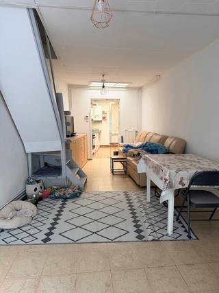 GEZELLIGE STARTERSWONING MET BUITENRUIMTE VLAKBIJ DE OUDEBERGSITE. Net aan de rand van de Muur aan de Oudenberg vind je deze gesloten bebouwing met buitenruimte. Voormalige arbeiderswoning waarbij het compact wonen hier een grote gezelligheid uitstraalt. Je komt binnen in een lange leefruimte die praktisch werd ingedeeld in een zitplaats en eetplaats. De keuken is geïntegreerd maar zit aan de zijkant van de woning zodat doorgang naar de achterbouw met de badkamer en wasplaats vlot kan gebeuren. Buiten heb je een open terras met op het einde nog een tuinberging. Op de eerste verdieping een slaapkamer aan de voorzijde en via een ruime overloop kan je dan naar de ingerichte zolderkamer. Dan ook nog een opbergzolder Vlakbij de Oudeberg maar ook het Abdijpark, Vesten en Markt met handelscentrum. Even klimmen maar dan genieten ! EPC kan verbeterd worden door extra dakisolatie. CV via gaswandketel......Vraag snel een bezoek met vastgoedmakelaar Cedric en je krijgt nog meer info. Bel naar zijn team op 054412500 voor een afspraak.