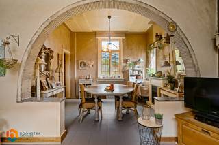 Op een uitstekende locatie in het centrum van Beerzel bevindt zich deze te renoveren woning met 2 slaapkamers en tuin. U geniet hier van een centrale ligging, vlakbij winkels, eet-en drankgelegenheden, scholen en het openbaar vervoer.<br /><br />We betreden de charmante woning via de inkomhal. De lichtrijke leefruimte kan u inrichten met een gezellige zithoek en een aparte eetplaats. Aangrenzend bevindt zich de keuken en veranda, met toegang tot de aparte toiletruimte en ruime berging. Via de veranda bereiken we de gezellige tuin waar u steeds in alle rust en privacy kan genieten van het mooie weer. De nachthal op de eerste verdieping geeft ons toegang tot 2 slaapkamers en een aparte bergruimte, met mogelijkheid tot dressing. De badkamer bevindt zich op de overloop, voorzien van een enkele lavabo en bad. Tenslotte beschikt de woning nog over een kelder.<br /><br />U bent verplicht om deze woning binnen de 6 jaar na aankoop grondig energetisch te renoveren tot minimum EPC-label D.<br /><br />Dit is een uitstekende opportuniteit als u op zoek bent naar een renovateieproject met tuin in het centrum van Beerzel. Contacteer ons op het nummer 0472 82 80 66 voor meer informatie of neem een kijkje op www.boonstravastgoed.be .<br /><br />Bijzonderheden: <br />- Gezellige tuin<br />- Centrale ligging<br />- Totaalrenovatie