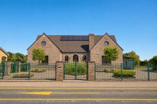 <p><span>Ruime villa op 20 are met vijver, volledige kelder en mogelijkheid tot vier slaapkamers!</span></p><p><span> </span></p><p><span>Deze bijzonder ruime villa is gelegen op een volledig omheind perceel van 20 are aan de Rijksweg 59 in Lanklaar. Met een bewoonbare oppervlakte van circa 332 m², drie volwaardige slaapkamers, een bijkomende multifunctionele kamer, twee badkamers en een volledige kelderverdieping biedt deze woning uitzonderlijk veel ruimte en mogelijkheden.</span></p><p><span> </span></p><p><span>De woning geniet van een centrale ligging nabij winkels, scholen en openbaar vervoer. Ook het centrum van Dilsen-Stokkem, Maasmechelen Village, de Nederlandse grens en de E314 zijn vlot bereikbaar. Aan de achterzijde grenst het perceel aan een open landschap, waardoor u geniet van een vrij en groen uitzicht over de omliggende velden.</span></p><p><span> </span></p><p><span>Via de imposante inkomhal met natuurstenen vloer en karaktervolle houten voordeur betreedt u de woning. Dubbele deuren verlenen toegang tot de ruime leefruimte.</span></p><p><span> </span></p><p><span>De L-vormige woonkamer geniet dankzij de grote raampartijen van veel natuurlijk licht en omvat een gezellige zithoek en een ruime eetplaats met elektrische haard. Op het gelijkvloers is bovendien vloerverwarming aanwezig.</span></p><p><span> </span></p><p><span>Aansluitend bevindt zich de lichtrijke tuinkamer. Deze extra leefruimte biedt een mooi zicht op de tuin en vormt het hele jaar door een aangename plek om te ontspannen.</span></p><p><span> </span></p><p><span>De gerieflijke keuken sluit rechtstreeks aan op de leefruimte. Verder bevinden zich op het gelijkvloers een volwaardige slaapkamer en een bijkomende kamer die kan worden ingericht als vierde slaapkamer, bureau, speelkamer of hobbyruimte.</span></p><p><span> </span></p><p><span>De ruime, volledig betegelde badkamer is uitgerust met een hoekbad, een afzonderlijke douche en een dubbel lavabomeubel. Dankzij de slaapkamer en badkamer op deze verdieping is gelijkvloers wonen perfect mogelijk.</span></p><p><span> </span></p><p><span>Op de verdieping kijkt de ruime overloop uit over de inkomhal en benadrukt het open karakter van de woning.</span></p><p><span> </span></p><p><span>Hier bevinden zich twee royale slaapkamers. De ouderlijke slaapkamer beschikt over airconditioning en een ruime inloopdressing. De tweede slaapkamer heeft een speelse en bijzonder ruime indeling en beschikt over een eigen badkamer met douche, wastafel en toilet. Dankzij de royale oppervlakte kan deze kamer eventueel worden opgesplitst in twee afzonderlijke slaapkamers.</span></p><p><span> </span></p><p><span>De woning is volledig onderkelderd en beschikt daardoor over een uitzonderlijke hoeveelheid bijkomende ruimte.</span></p><p><span> </span></p><p><span>Naast de ruime inpandige garage zijn er verschillende bergingen en multifunctionele ruimtes aanwezig. Momenteel zijn delen van de kelder ingericht als fitnessruimte, hobbyruimte en gameroom. De kelder biedt tal van mogelijkheden en kan eveneens worden benut als atelier, speelkamer, werkruimte of extra ontspanningsruimte.</span></p><p><span> </span></p><p><span>De aangelegde tuin vormt één van de absolute blikvangers van deze eigendom. Centraal bevindt zich een royale vijverpartij, omgeven door groen, wandelpaden en verschillende zitplaatsen. Het houten vlonderterras en het tuinpaviljoen creëren een bijzonder rustgevende buitenomgeving.</span></p><p><span> </span></p><p><span>Aan de zijkant van de woning bevindt zich bovendien een gezellig overdekt terras. Dankzij de volwassen beplanting, de volledige omheining en de afsluitbare toegangspoorten geniet u hier van veel privacy.</span></p><p><span> </span></p><p><span>Achteraan biedt het perceel een vrij uitzicht over de omliggende velden. Op het eigen terrein is ruime parkeergelegenheid aanwezig.</span></p><p><span> </span></p><p><span>De woning is uitgerust met zonnepanelen (7200wp), vloerverwarming op het gelijkvloers en airconditioning in de ouderlijke slaapkamer.</span></p><p><span> </span></p><p><span>Troeven:</span></p><ul><li><span>Vrijstaande villa op 20 are</span></li><li><span>Circa 332 m² bewoonbare oppervlakte</span></li><li><span>Drie volwaardige slaapkamers en mogelijkheid tot vierde slaapkamer</span></li><li><span>Twee badkamers</span></li><li><span>Mogelijkheid tot gelijkvloers wonen</span></li><li><span>Ruime en lichtrijke leefruimtes</span></li><li><span>Grote tuinkamer met zicht op de tuin</span></li><li><span>Volledig onderkelderd</span></li><li><span>Ruime inpandige garage</span></li><li><span>Fitness-, hobby- en gameroom</span></li><li><span>Vloerverwarming op het gelijkvloers</span></li><li><span>Airconditioning</span></li><li><span>Zonnepanelen</span></li><li><span>Fraai aangelegde en volledig omheinde tuin</span></li><li><span>Royale vijverpartij met houten vlonder</span></li><li><span>Tuinpaviljoen en meerdere terrassen</span></li><li><span>Ruime parkeergelegenheid op eigen terrein</span></li><li><span>Vrij uitzicht aan de achterzijde</span></li><li><span>Centrale ligging nabij winkels, scholen, openbaar vervoer en de Nederlandse grens</span></li></ul><p><span>Meer informatie of een bezichtiging?</span></p><p><span> </span></p><p><span>Robin Raeven – Jemar.be</span></p><p><span>📞 0484 35 73 08</span></p><p><span>📧 robin@jemar.be</span></p><p><span> </span></p>