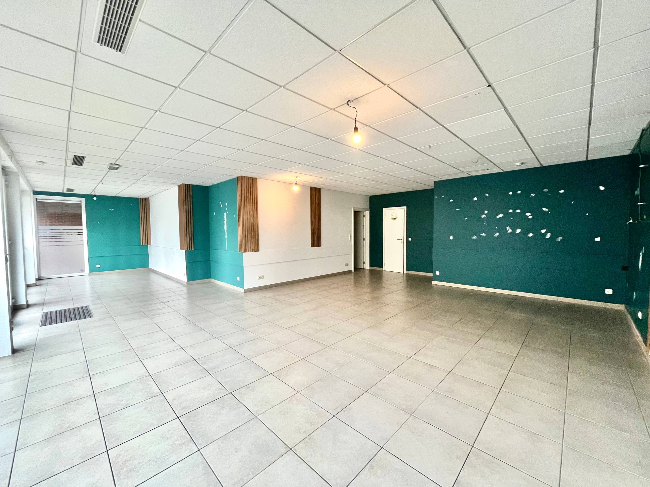 Centraal gelegen handelspand te Sleidinge-dorp - foto 2