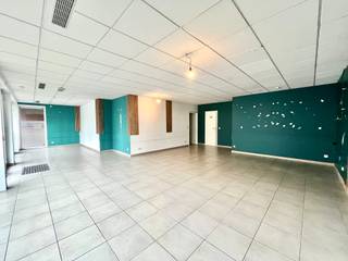 Dit handelspand is te vinden in het centrum van Sleidinge-Dorp, is ideaal gelegen en bestaat uit een handelsgelijkvloers met groot buitenterras...