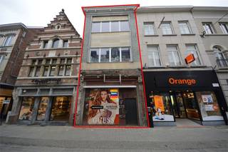 Op een steenworp van de Grote Markt presenteren wij u dit veelbelovend commercieel pand met <strong>een grondopp. van 150 m², </strong>gelegen in het meest gegeerde deel van de Lange Zoutstraat. Het gebouw wordt CASCO opgeleverd, waardoor u de volledige vrijheid heeft om het naar eigen smaak en behoeften in te richten. <strong>• Gelijkvloers:</strong> ca. 85 m², ideaal voor een handelszaak met maximale zichtbaarheid. <br /><strong>• Kelderruimte:</strong> ca. 40 m², perfect als stockage of extra werkruimte.<br /><strong>• Eerste verdieping:</strong> kan worden benut als sociale ruimte of bijkomende opslag. Dit pand is onmiddellijk beschikbaar en biedt u de kans om uw onderneming te vestigen tussen gerenommeerde retailers zoals Orange, Dille & Kamille, Hunkemöller en Leonidas. <strong>HET IS TEVENS MOGELIJK OM HET ERNAAST GELEGEN PAND LANGE ZOUTSTRAAT 18 MEE AAN TE KOPEN. </strong>Kortom: een commercieel pand met een ideale locatie, volume en een absolute topligging in het hart van Aalst - ideaal voor ondernemers of investeerders die visibiliteit en ruimte willen combineren. <strong>Bent u op zoek naar een commercieel pand op een absolute toplocatie in Aalst?</strong><br />Contacteer ons via 054 33 62 52 of info@immodelestre.be. Ontdek meer op www.immodelestre.be