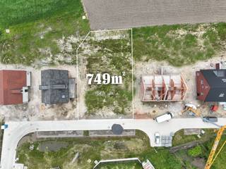 Droom je van een rustige omgeving (doodlopende straat), prachtige vergezichten (agrarische gebied) en een zonnige oriëntatie op het zuiden? Dan voldoet dit perceel van 749m² aan alle criteria. Met een perceelbreedte van 22 meter komt elke architectuur volledig tot zijn recht.<br /><br />Of je nu een landelijke, hedendaagse of moderne woning wil bouwen, met dit perceel is alles van nieuwbouw mogelijk. Contacteer ons voor meer info en voor de prijs.