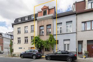 <p><span>Te renoveren woning (100 m²) in Borgerhout.</span></p><p><span> </span></p><p><span>Op deze opkomende locatie op een boogscheut van Park Spoor Noord en de Slachthuissite geniet je van de nabijheid van de stad, maar bereik je tegelijk de snelweg en de stadsrand in slechts enkele minuten. Verplaats je je met bus, tram of trein? Je hebt hier tal van openbare vervoersmogelijkheden op wandel- en fietsafstand en ook aan velo-stations is er geen gebrek in de nabije omgeving.</span></p><p><span> </span></p><p><span>De charmante gevel herbergt een knusse woning van zo’n 100 m² met 3 slaapkamers. Ze is te renoveren, maar de elektriciteit is wel reeds conform en ook is er recent nog een nieuwe verwarmingsketel geplaatst. Een onverwachte extra die je bij deze woonst krijgt, is de nagenoeg nieuwe sauna in de kelder.</span></p><p><span> </span></p><p><span>Je komt binnen in de inkom-/traphal en gaat aan de rechterzijde twee opeenvolgende ruimtes van respectievelijk 10 m² en 8 m² voorbij. Achteraan op het gelijkvloers bevindt zich de aparte keuken (6 m²) en ook zijn er nog een doucheruimte en aparte wc aanwezig. Op de eerste etage situeren zich de eerste 2 slaapkamers van 8 m² en 14 m² en ook op de bovenverdieping is er nog een slaapkamer van 14 m² te vinden. Hier treffen we eveneens de badkamer (8 m²) met ligbad/douche, toilet en lavabo.</span></p><p><span> </span></p><p><span>Tot slot is het pand volledig onderkelderd. Bewoonbare opp. 100 m² ref.: bruto vloeropp. Voor meer info of een gratis schatting surf naar www.hansimmo.be</span></p><p><span> </span></p>