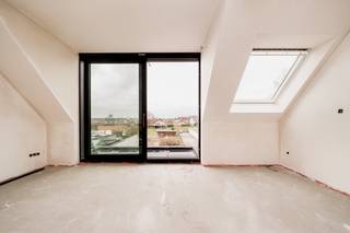 Dit ruim duplexappartement van 104 m² vinden we terug in een kleinschalige residentie nabij het centrum van Sleidinge.Het appartement is in...