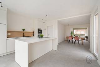 Bent u op zoek naar een instapklare woning op een rustige locatie, omgeven door groen en met prachtige vergezichten? Dan is deze volledig gerenoveerde woning in Ingooigem zeker een bezoek waard. Hier geniet u van hedendaags wooncomfort, een kwalitatieve afwerking en een aangename buitenruimte.
Indeling
Via de inkomhal komt u terecht in de ruime en lichtrijke leefruimte, waar de grote raampartijen zorgen voor een aangename lichtinval en een prachtig uitzicht op het omliggende landschap. De leefruimte sluit naadloos aan op de moderne open keuken, waardoor een gezellige en open woonomgeving ontstaat.
Verder beschikt het gelijkvloers over:
- Praktische wasplaats
- Kelder voor extra bergruimte
Op de eerste verdieping bevinden zich:
- 2 ruime slaapkamers
- Moderne badkamer met stijlvolle inloopdouche
De ingerichte zolderverdieping werd omgevormd tot een volwaardige derde slaapkamer en kan eveneens dienen als masterbedroom, bureau of hobbyruimte.
Buitenruimte
De woning beschikt over een mooie tuin en een aangelegd terras waar u in alle rust kunt genieten van het open zicht en de groene omgeving.
Troeven
✔ Volledig gerenoveerd en instapklaar
✔ Rustige ligging met prachtige vergezichten
✔ 3 slaapkamers
✔ Moderne open keuken
✔ Stijlvolle badkamer met inloopdouche
✔ Centrale verwarming op aardgas
✔ Regenwaterput van 10.000 liter
✔ Mooie tuin met aangelegd terras
✔ Veel lichtinval en kwalitatieve afwerking
Ideaal voor
Deze woning is de perfecte keuze voor koppels, jonge gezinnen of iedereen die op zoek is naar een comfortabele, energiezuinige en instapklare woning op een rustige locatie.
Interesse? Contacteer Immo Beguin voor meer informatie of een bezoek via arne@immobeguin.be.