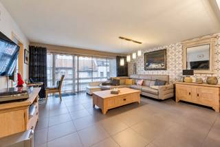 e koop: Totaal gerenoveerd appartement in het centrum van Temse, op wandelafstand van openbaar vervoer en het treinstation.
<p>Dit appartement uit 1978 combineert comfort en duurzaamheid dankzij de voorziening van airco en zonnepanelen. Het absolute hoogtepunt is het fantastische terras van 60 m², voorzien van een grote zonneluifel, ideaal om het hele jaar door van buiten te genieten. De ligging in het centrum biedt vlotte toegang tot invalswegen en alle voorzieningen.</p>
<p> </p>
<p>Belangrijkste ruimtes:</p>
<p>• Ruime woonkamer (36,45 m²) met veel lichtinval</p>
<p>• Volledig ingerichte keuken (9 m²) met ontbijthoek en ingemaakte kasten</p>
<p>• Badkamer (7 m²) met inloopdouche en dubbele wastafel in meubel</p>
<p>• Drie slaapkamers (15,77 m², 14,65 m² en 10 m²)</p>
<p>• Groot terras (65 m²) met zonneluifel</p>
<p>• Apart toilet (1,76 m²)</p>
<p>• Hal (6 m² en 3 m²)</p>
<p> </p>
<p>Troeven:</p>
<p>• Airco en zonnepanelen voor extra comfort en energiezuinigheid</p>
<p>• Fantastisch terras van 60 m²</p>
<p>• Grote zonneluifel voor optimaal buitenleven</p>
<p><span>• Top energie A</span></p>
<p> </p>
<p>Neem vandaag nog contact op met je ERA-makelaar voor een bezoek.</p>
<p>JOUW DROOMAPPARTEMENT. ZO GEVONDEN!</p>