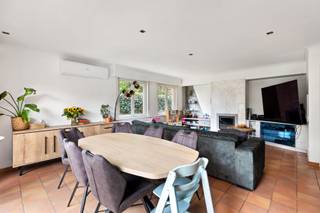 In een rustige, kindvriendelijke wijk van Aartselaar, zonder doorgaand verkeer, bevindt zich deze vrijstaande woning met tal van troeven. 
Gebouwd in 1990 en zorgvuldig onderhouden en vernieuwd, combineert ze comfort, ruimte en een gunstige ligging.

Bij het binnenkomen ervaart u meteen de lichte en ruime leefruimte. De open indeling zorgt voor een aangename connectie tussen de leefruimte, eetkamer en keuken. Dankzij de grote ramen geniet u de hele dag door van natuurlijk licht en een mooi uitzicht op de tuin.

De woning beschikt over twee ruime slaapkamers en een badkamer met douche, perfect ingedeeld voor een klein gezin, een koppel of wie graag gelijkvloers wil wonen. Op de grote zolder zijn er bovendien nog tal van uitbreidingsmogelijkheden: extra slaapkamers, een hobbyruimte of een bureau. 

De ruime garage biedt plaats voor wagen, fietsen en extra bergruimte. Buiten geniet u van een aangename tuin met terras en groen. 

Deze woning is ook technisch helemaal mee met haar tijd: EPC-label C, verwarming via warmtepomp, Asbestvrij – zorgeloos wonen zonder renovatiezorgen

De ligging is bovendien ideaal: een vlotte verbinding via de A12 brengt u in geen tijd naar Antwerpen of Brussel, terwijl winkels, scholen en openbaar vervoer op korte afstand liggen.

Kortom: deze woning in Aartselaar biedt de perfecte balans tussen rustig wonen, moderne voorzieningen en een centrale ligging.
Een instapklare woning met toekomstmogelijkheden – klaar om er uw nieuwe thuis van te maken.
