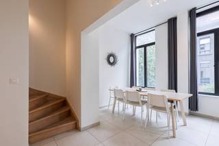 <p>Op een uiterst centrale ligging bevindt zich dit stijlvolle, volledig vernieuwde duplexappartement waar ruimte, licht en hedendaags wooncomfort perfect samenkomen. Dankzij de grote raampartijen geniet de leefruimte van een overvloed aan natuurlijk licht en een aangenaam open gevoel.<span></span></p>
<p>Via de lift bereikt u het appartement. De inkomhal met gastentoilet geeft toegang tot de ruime en lichtrijke leefruimte met een volledig ingerichte open keuken, afgewerkt met kwalitatieve materialen en voorzien van alle hedendaagse comfort. Vanuit de keuken heeft u rechtstreeks toegang tot een aangenaam terras, ideaal om buiten te genieten.</p>
<p>Verder beschikt het appartement over een praktische berging met aansluiting voor een was- en droogautomaat, evenals een aparte technische ruimte.</p>
<p>Via de trap bereikt u de bovenverdieping, waar zich twee ruime slaapkamers en een stijlvolle badkamer bevinden. Op deze verdieping is er bovendien toegang tot een tweede gezellig terras, waardoor u op elk moment van de dag van een buitenruimte kunt genieten.</p>
<p><strong> </strong></p>