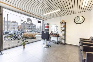 Bent u op zoek naar een polyvalente handelsruimte op een toplocatie in Deurne? Dan is deze gelijkvloerse ruimte van 90m² met geïnstalleerde open keuken en apart sanitair precies wat u zoekt!<br /><br />Gemeenschappelijke kosten: €125/maand (provisie water, verwarming minuterie)<br /><br />Pluspunten:<br />- Topligging: nabij invalswegen, openbaar vervoer, winkels, ...<br />- Geïnstalleerde open keuken en apart sanitair<br /><br />Voor meer informatie kan u steeds contact opnemen met One vastgoed!