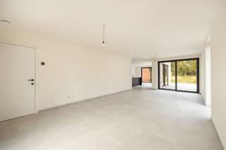 <p><span>6% BTW MOGELIJK!</span></p><p><span>Gelegen in het hart van Heist-op-den-Berg, biedt deze prachtige nieuwbouwwoning een modern canvas voor uw toekomstige thuis. Met een strakke, witte gevel straalt deze woning een eigentijdse elegantie uit, ideaal voor wie op zoek is naar stijl en functionaliteit.</span></p><p><span>De ruime open leefruimte vangt overvloedig natuurlijk licht dankzij de grote ramen die ook goed uitzicht bieden op de tuin. De keuken is uitgerust met zwarte kasten en moderne inbouwapparatuur. Het centrale eiland biedt niet alleen extra werkruimte, maar maakt het ook makkelijk om gezellig samen te zijn met familie en vrienden.</span></p><p><span>De lichtgrijze vloertegels geven elke ruimte een frisse en open uitstraling. De goed ontworpen badkamer, voorzien van een dubbele wastafel en inloopdouche, belooft elke ochtend een aangename start!</span></p><p><span>Buiten vind je een open tuin, perfect voor ontspanning en recreatie. Hier kan je je groene vingers vrij spel geven. </span></p><p><span>Kortom, deze woning biedt u een blanco canvas waar je je eigen droomhuis van kunt maken en een mooie kans in Heist-op-den-Berg om een stijlvol en comfortabel leven te leiden.</span></p><p><span>Interesse? Contacteer ons via 0479/01.01.01!</span></p>
