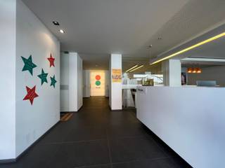 Gelegen pal in het centrum van Waregem, biedt dit instapklare handelspand of kantoorruimte een unieke kans voor ondernemers, investeerders of...