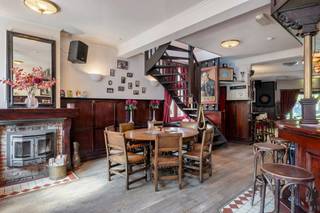 <p>In het hart van het gezellige Meersel-Dreef bieden wij u deze unieke horecazaak mét woonst aan. Het voormalige café ademt de warme sfeer van een échte bruine kroeg, waar authenticiteit en gezelligheid centraal staan.</p>
<p>Binnen vindt u een ruime en karaktervolle zaak met een gezellige taptoog, tal van zitplaatsen en een volledig uitgeruste professionele keuken met koelingen. Perfect voor wie meteen aan de slag wil in de horeca!</p>
<p>Ook buiten is het genieten geblazen: op het ruime terras kan uw cliënteel in alle rust genieten van een fris drankje in een groene, ontspannen omgeving.</p>
<p>Boven de horecazaak bevindt zich een recent volledig gerenoveerd éénslaapkamerappartement, ideaal als eigen woonst of personeelsverblijf.<br /><br />Volledige inboedel te bespreken.</p>
<p><strong>Troeven:</strong></p>
<ul>
<li>
<p>Instapklare horecazaak met authentieke uitstraling</p>
</li>
<li>
<p>Gezellige bruine kroeg met grote keuken en bar</p>
</li>
<li>
<p>Ruim terras in een rustige omgeving</p>
</li>
<li>
<p>Recent vernieuwd appartement boven de zaak</p>
</li>
<li>
<p>Verkoop inclusief meubilair en uitrusting – direct opstarten mogelijk!</p>
</li>
</ul>
<p>Grijp deze unieke kans om een karaktervolle horecazaak te starten of verder uit te bouwen op een toplocatie!</p>