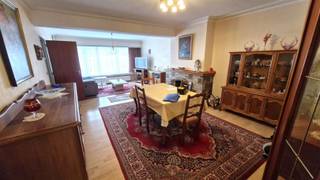<p><span>Prima onderhouden appartement met twee slaapkamers, inclusief inpandige autostaanplaats. </span></p><p><span>Gelegen op de tweede verdieping met een zonovergoten terras en zicht op het districtshuis.</span></p><p><span>INDELING</span></p><p><span>- Centrale inkomhal met ingemaakte kasten en apart toilet</span></p><p><span>- Leefruimte (36m²) voorzien van laminaatvloer</span></p><p><span>- Betegelde keuken met toestellen aan de straatzijde en berging</span></p><p><span>- Centraal betegelde badkamer met ligbad, lavabo en plaats voor wasmachine en droogkast</span></p><p><span>- Slaapkamer 1 van 15m² links achter met aansluitend een zuid georiënteerd terras van 3m²</span></p><p><span>- Slaapkamer 2 van 10m² rechts achter </span></p><p><span>- Privatieve kelder van 10m²</span></p><p><span>- gezamenlijke fietsenberging</span></p><p><span>- inclusief inpandige autostaanplaats nr 2</span></p><p><span>LIGGING</span></p><p><span>- Om de hoek van het Moorkensplein</span></p><p><span>- Direct in en uit de stad met openbaar vervoer, auto</span></p><p><span>KWALITEITEN</span></p><p><span>- Ruim appartement met zuid georiënteerd terras</span></p><p><span>- Laag epc= 118 kWh/m²jaar, asbestvrij, ramen met dubbele beglazing</span></p><p><span>Voor meer informatie: <span>www.immodelaet.be</span></span><span> </span></p><p><span>Interesse in GRATIS SCHATTING van uw eigendom? Contacteer ons! 03/644.00.88 – <span>info@immodelaet.be</span></span><span> </span></p><p><span> </span></p>