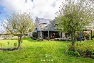 Verscholen in het groen van Assenede schuilt deze karaktervolle villa, waar rust, ruimte en verfijning naadloos samenvloeien. De ligging blinkt...