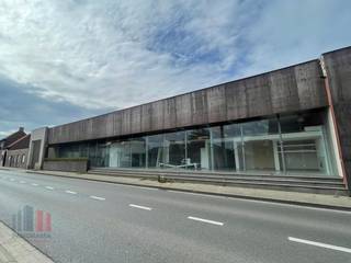 Multifunctioneel bedrijfsgebouw bestaande uit een ruimte showroom met kantoren 1.605 m² in combinatie met 3.987 m² magazijnruimte op een terrein...