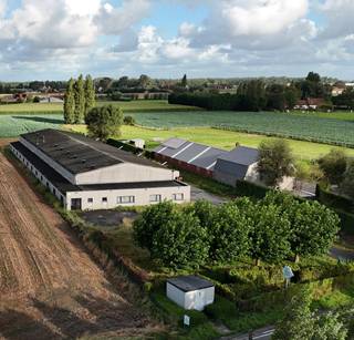 Deze loods / magazijn heeft een totale grondoppervlakte van 4012 m², gelegen langs de Wikkelaarstraat te Vladslo (Diksmuide). <br /><br />Het magazijn kan dienst doen voor opslagruimte. Elektriciteit voorzien. <br /><br />Afmetingen loods 21 m op 66 m. <br /><br />.