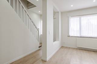 Deze deels gerenoveerde woning is gelegen in een rustige omgeving en toch in de nabijheid van tal van voorzieningen zoals winkels, scholen en openbaar vervoer. De ideale combinatie van comfortabel wonen en een vlotte bereikbaarheid. Op het gelijkvloers betreedt u de woning via de inkomhal die toegang geeft tot de woonkamer met aansluitend een open keuken. Verder bevindt zich op deze verdieping een badkamer en een extra ruimte die perfect kan ingericht worden als bijkomende slaapkamer, bureau of hobbyruimte.Op de eerste verdieping bevinden zich twee volwaardige slaapkamers en een gerenoveerde badkamer, wat zorgt voor hedendaags comfort.Via een vaste trap bereikt u de zolderverdieping. Deze ruimte dient nog verder afgewerkt te worden, maar biedt de mogelijkheid om een extra slaapkamer of multifunctionele ruimte te creëren.Buiten beschikt de woning over een terras en een tuin, ideaal om in alle rust te genieten van het buitenleven.Kortom, een woning met reeds uitgevoerde renovaties en nog tal van mogelijkheden, gelegen op een rustige maar centrale locatie.Voor meer informatie of een bezoek, contacteer Sébastien op het nummer 0486/ 41. 85. 66.