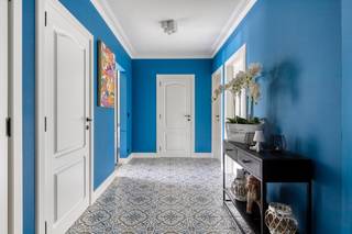 In een kleinschalig gebouw uit 1996, op de tweede verdieping, vind je dit prachtig en <strong>volledig gerenoveerd</strong> appartement met 3 slaapkamers.<br />Elk detail werd met oog voor kwaliteit en comfort uitgewerkt, met gebruik van hoogwaardige materialen en een tijdloze afwerking.<br /><br />Je wordt verwelkomd in een ruime inkomhal met<strong> ingemaakte vestiairekasten</strong> en directe toegang tot alle ruimtes. Het apart designtoilet van het merk Clou, met stijlvolle handenwasser, zet meteen de toon van verfijning. De moderne badkamer straalt rust en luxe uit met een ruime inloopdouche (1m x 1,60m), ligbad, vloerverwarming, handdoekdroger en een spanplafond. De aparte, ruime berging biedt plaats voor wasmachine en droogkast en is uitgerust met een nieuwe, slimme boiler en een waterontkalker.<br /><br /><strong>De slaapkamers (14 m² / 12 m² / 8 m²)</strong> zijn afgewerkt met onderhoudsvriendelijke parkettegels. Een prachtige <strong>zwartstalen schuifdeur</strong> leidt je naar de lichtrijke leefruimte met vloerverwarming en airco. De op maat gemaakte keuken is voorzien van alle hedendaags comfort en vormt een mooi geheel met de leefruimte.<br />Aansluitend geniet je op het terras van een zonnige buitenruimte, uitgerust met een zonnetent. De automatische rolluik aan de leefruimte zorgt voor extra comfort.<br /><br />Je kan tevens gebruikmaken van de perfect onderhouden gemeenschappelijke tuin.<br />Tot slot beschik je over een ruime ondergrondse garagebox van maar liefst 21 m², die <strong>verplicht mee aan te kopen is voor €30.000</strong>.<br />Bron bewoonbare oppervlakte: EPC-certificaat.<br /><br />Deze woning is perfect voor wie houdt van luxe, comfort en ruimte in een rustige en toch centrale omgeving. Kom de charme zelf ontdekken!<br />Bel ons op 03/775.78.79.<br />Ben je ook van plan jouw eigendom te verkopen? Maak een afspraak voor een gratis schatting, wij maken er samen een succesverhaal van.