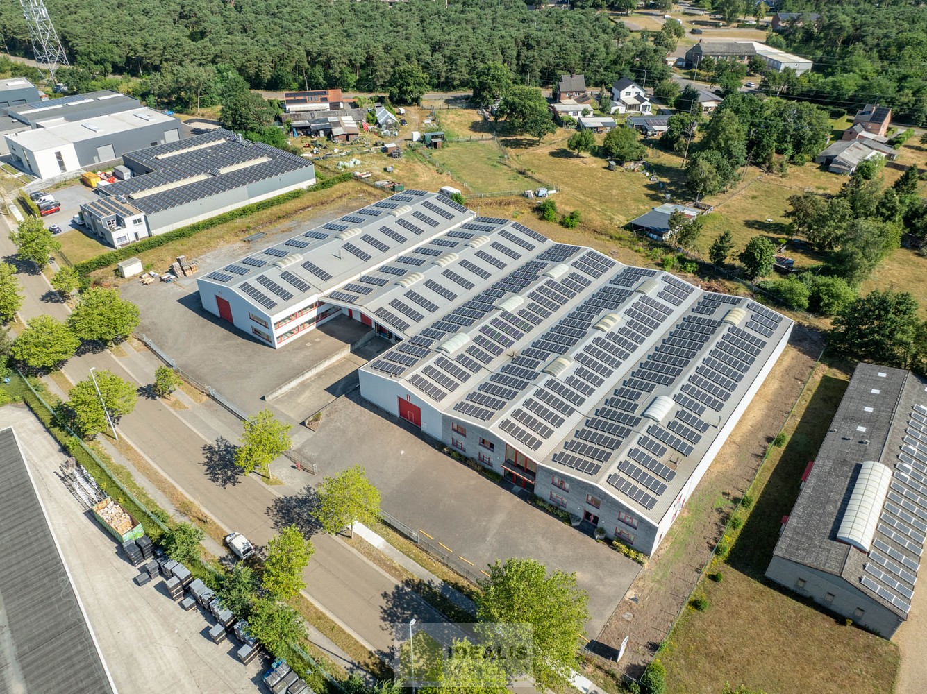 IDEALIS VASTGOED – Industrieel bedrijfsgebouw van maar liefst +-5000m² bruikbare oppervlakte, bestaande uit bedrijfshallen, kantoor- en vergaderruimtes en een appartement met een centrale ligging op industrieterrein Genk Zuid op een perceel van 10.326m² ( - foto 4