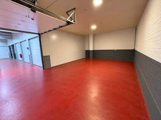 Êtes-vous à la recherche d'un garage spacieux à Ostende pour votre voiture, un espace de stockage supplémentaire ou comme investissement intéressant ? Alors ces garages sont exactement ce que vous cherchez. Situés à un emplacement central, à proximité de la Torhoutsesteenweg, ils combinent une excellente accessibilité avec un confort d'utilisation optimal. Grâce à leur situation de plain-pied, vous pouvez entrer et sortir sans effort, tandis que le site sécurisé avec surveillance par caméra assure une sécurité supplémentaire et une tranquillité d'esprit. Les prix commencent à partir de 49 000 €. Ne manquez pas cette opportunité et assurez-vous un garage pratique et de valeur à Ostende. Contactez-nous dès aujourd'hui pour plus d'informations ou planifiez immédiatement une visite.
