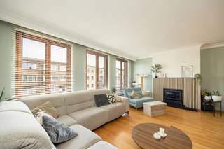 Een aangenaam ruime gezinswoning in Boom, met praktische indeling en een centrale ligging. Dit in combinatie met drie volwaardige slaapkamers, een oprit, ruime garage, tuin en elektriciteit die conform is, zorgt voor heel wat comfort.<br /><br />Op het gelijkvloers bevindt zich een ruime inkomhal met vestiaire en apart toilet. Verder is er een grote garage met voldoende plaats voor wagens, fietsen, stockage... én een ruime wasplaats. Achteraan sluit de woning aan op een aangename tuin met terras<br /><br />Op de eerste verdieping bevindt zich een lichtrijke leefruimte met een open zicht naar buiten. Aansluitend ligt de keuken met een aparte eethoek en voldoende kastruimte. Vanuit deze verdieping is er ook toegang tot het zuidgerichte terras.<br /><br />Op de tweede verdieping bevinden zich drie volwaardige good-sized slaapkamers, een apart toilet en een ruime badkamer met ligbad, douche en dubbele lavabo.<br /><br />Ook de ligging is een belangrijke troef. Scholen, winkels, openbaar vervoer en recreatiemogelijkheden bevinden zich in de nabije omgeving. Het Provinciaal Recreatiedomein De Schorre ligt vlakbij en dankzij de goede verbinding met de A12 en E19 zijn Antwerpen, Mechelen en Brussel vlot bereikbaar.<br /><br />Enkele troeven:<br />- 3 volwaardige slaapkamers<br />- EPC label B<br />- Elektriciteit conform!<br />- Ruime garage en oprit<br />- Aangename tuin met terras<br />- Ruime en lichtrijke leefruimtes<br />- Centrale en vlot bereikbare ligging<br /><br />Graag een meer info/ een bezoek?<br />Contacteer ons via jarno@groepvanhaute of 0492 83 88 19.