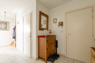 Dit zeer ruime appartement van maar liefst 151m² (bron EPC) vinden we terug in de Drie Eikenweg 65 te (Over)Pelt centrum.<br /><br />Het appartement is dus rustig gelegen en binnen de ring van Pelt, ligt op de bovenste verdieping en is bereikbaar met de trap en lift.<br /><br />Indeling: <br />Inkomhal, woonkamer met toegang tot het terras en een mooie raampartij, keuken, nachthal, apart toilet, trap naar de verdieping, zeer ruime slaapkamer en een wasplaats/badkamer waar een douche en een extra toilet geïnstalleerd zijn zodat men niet altijd naar de verdieping van het appartement moet gaan.<br /><br />Verdieping: Slaapkamer 2, slaapkamer 3, badkamer (bad, douche dubbele lavabo) en een ruime berging.<br /><br />Kelder: 2 kelderbergingen en een staanplaats. <br /><br />Pluspunten:<br /><br />3 Slaapkamers<br />Zeer ruim appartement<br />TOP locatie<br />2 Kelderbergingen <br />1 Autostaanplaats<br />Mooi uitzicht<br />3 Toiletten<br />2 Douche's aanwezig<br /><br />Wenst u dit mooie en gunstig gelegen appartement te bezoeken? Contacteer ons vrijblijvend voor een afspraak.<br /><br />