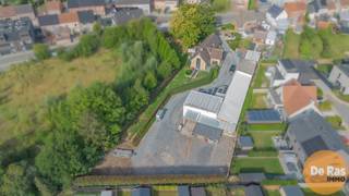 <br /><strong>HERZELE - Multifunctionele loods (550m²) met verzorgde villa op centrale ligging.</strong><br /><br />Deze eigendom omvat een instapklare villa met aansluitende loods, beide volledig onafhankelijk van elkaar. Dankzij de gunstige ligging geniet u van een vlotte bereikbaarheid met de belangrijkste invalswegen in de nabije omgeving. Bovendien bevinden zich scholen, winkels en openbaar vervoer op wandel- en fietsafstand.<br /><br />De woning biedt op het gelijkvloers een inkomhal met gastentoilet, lichtrijke woonkamer, gezellige zithoek/eetkamer, volledig ingerichte leefkeuken en een aparte bureau met extra sanitaire ruimte. Op het verdiep is er verder een overloop, een badkamer en vier volwaardige slaapkamers. De woning is volledig onderkelderd; de kelder is bereikbaar vanuit de woning en via de tuin. De aangelegde tuin garandeert rust en privacy, biedt voldoende parkeergelegenheid alsook een afgesloten carport met extra opslagplaats.<br /><br />De loods is multifunctioneel en flexibel in te delen. Dankzij de verplaatsbare wanden kan de ruimte aangepast worden aan uiteenlopende noden. Een deel is voorzien van een zoldering, ideaal voor bijkomende stockage. Verder beschikt de loods over een afzonderlijk kantoorgebouw met ontvangstruimte, kitchenette, sanitaire voorzieningen, doucheruimte en wasplaats. Een loskade maakt de uitrusting compleet.<br />Het geheel is gelegen in woongebied. De grond aan de straatzijde biedt bijkomend ontwikkelingspotentieel. Zonnepanelen zijn aanwezig. De centrale ligging in Herzele en de combinatie van wonen en werken maken deze eigendom bijzonder.<br />Beschikbaarheid in overleg.<br /><br />De vermelde prijs is een richtprijs; de verkoper behoudt zich het recht voor al dan niet te verkopen aan het hoogste bod. Voor meer info of het reglement kunt u terecht op onze website.