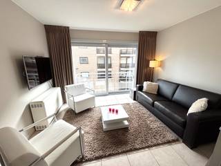 Ce studio confortable avec coin nuit bénéficie d'un emplacement privilégié, à deux pas de la digue. Idéal comme résidence secondaire ou pour ceux qui apprécient la proximité de la mer.<br /><br />Agencement du studio :<br /><br />Hall d'entrée<br /><br />Salle de bain avec douche, lavabo et WC<br /><br />Coin nuit avec lit superposé escamotable<br /><br />Séjour/salle à manger avec canapé-lit<br /><br />Cuisine américaine équipée d'une plaque électrique, d'un réfrigérateur et d'un micro-ondes<br /><br />Atouts de l'immeuble :<br /><br />Piscine chauffée, ouverte en été<br /><br />Ascenseur<br /><br />Charges de copropriété : 60 €/mois<br /><br />Disponible à partir du 15 janvier 2026