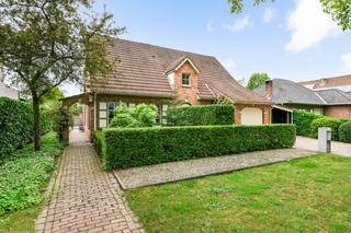 In een rustige en residentiële omgeving te Brasschaat bevindt zich deze verzorgde open bebouwing op een perceel van 771m². De woning...
