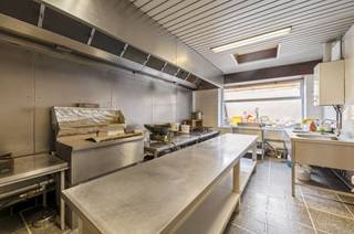 <p><span>Cette propriété commerciale à rénover avec des quartiers d'habitation est située dans un endroit privilégié près du centre de Schriek, avec des magasins, des écoles et des transports publics à proximité immédiate.</span></p><p><span>#La propriété a une surface habitable de 237m² sur un terrain de 200m² et est aménagée de manière fonctionnelle.</span></p><p><span>#Au rez-de-chaussée se trouve la zone commerciale divisée en salle commerciale avec zone d'attente et une cuisine spacieuse avec zone de stockage. La salle commerciale est divisée en salle de séjour spacieuse, salle à manger, cuisine, salle de stockage/buanderie, WC, salle de bain avec baignoire, toilettes, meubles de bain et douche, garage intérieur, et une véranda lumineuse.</span></p><p><span>Au 1er étage se trouvent 4 chambres de taille normale.</span></p><p><span>L'étage mansardé (64m²) accessible par un escalier fixe peut également être aménagé en chambres supplémentaires/salles de jeux.</span></p><p><span>Il y a également une cave sèche et un joli petit jardin de ville.</span></p><p><span>En bref, une grande maison avec des possibilités, prête à emménager et disponible immédiatement</span></p>