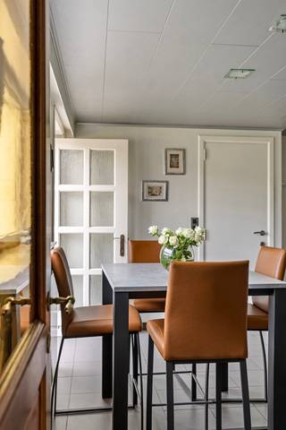 Ontdek deze instapklare 4-gevelwoning met een prachtig aangelegde oprit en een onderhoudsvriendelijke, volledig afgesloten tuin — kind-...