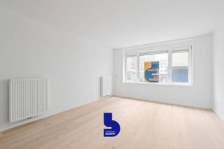 Ontdek dit prachtig gerenoveerde appartement in de charmante Londenstraat, op een toplocatie in Oostende. Op slechts enkele stappen van de gezellige Visserskaai en het strand geniet u hier van het beste wat de stad te bieden heeft: een centrale ligging gecombineerd met rust en comfort.<br /><br />Het gebouw werd volledig gerenoveerd en kreeg een tijdloze architectuur. Ook het appartement zelf werd volledig gestript en opnieuw opgebouwd met kwalitatieve materialen en een oog voor detail.<br /><br />Bij het binnenkomen valt meteen de ruime en lichtrijke woonkamer op. Dankzij de grote raampartijen baadt de leefruimte in natuurlijk licht en vloeit ze naadloos over in de strakke, volledig uitgeruste keuken. Deze keuken beschikt onder andere over een spoeltafel, keramisch fornuis, koelkast, diepvriezer, oven, vaatwasser en dampkap. Aansluitend kom je op de aangename privatieve koer van dit appartement, uitzonderlijk in het stadscentrum van Oostende! <br /><br />Het volledige appartement werd afgewerkt met stijlvolle parketvloeren, wat zorgt voor een warme en elegante uitstraling.<br /><br />Via de gang komen we in het slaapgedeelte met een berging, 2 slaapkamers en een badkamer met douche, lavabo met meubel, handdoekdroger.<br /><br />Dankzij de rustige ligging vlak bij het stadscentrum is dit appartement bijzonder aantrekkelijk voor vaste bewoners, investeerders én tweede verblijvers die willen genieten van alles wat Oostende te bieden heeft: zee, strand, gastronomie en een bruisende sfeer.<br /><br />Een instapklaar appartement op een toplocatie aan zee, een unieke kans!<br />EPC 'A', asbestvrij en blanco keuring van elektrische installaties. 