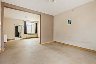 <p><span>Bent u op zoek naar een appartement dat u volledig naar eigen smaak kan inrichten? Dan is dit gelijkvloers appartement in een kleinschalige residentie met slechts twee appartementen zeker een bezoek waard.</span></p><p><span>Het appartement beschikt over een </span><span>ruime woonkamer</span><span>, een </span><span>aansluitende keuken</span><span> met toegang tot het </span><span>terras</span><span> en de </span><span>grote privatieve tuin</span><span>, een </span><span>badkamer</span><span> en een </span><span>praktische berging</span><span> die extra opbergruimte biedt. Bovendien beschikt u over een </span><span>privatieve kelderberging</span><span>, ideaal voor voorraad of seizoensmateriaal.</span></p><p><span>Een grote troef is het ontbreken van </span><span>gemeenschappelijke kosten</span><span>, waardoor u geniet van een lage vaste kost. Dankzij de interessante indeling, de buitenruimte en de kleinschaligheid is dit appartement zowel </span><span>ideaal voor eigen bewoning</span><span> als een </span><span>uitstekende investeringsopportuniteit</span><span>.</span></p>