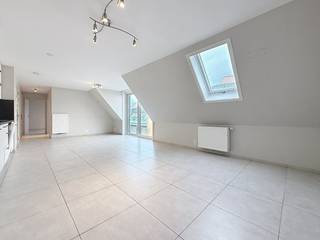 Ontdek dit recent en energiezuinig appartement op de 2de verdieping van Residentie Boeckx, ideaal gelegen op wandelafstand van winkels, openbaar vervoer en het Brigidapark. Comfort, licht en een uitstekende ligging komen hier perfect samen.<br /><br />Het appartement omvat een inkomhal met gastentoilet, gevolgd door een open, volledig uitgeruste keuken die naadloos overgaat in een lichtrijke leefruimte. Verder beschikt u over een ruime berging, een volledig ingerichte badkamer (ligbad, douche en dubbel lavabomeubel) en 2 slaapkamers.<br /><br />Extra troef: het gebouw is voorzien van een lift, wat het wooncomfort nog verhoogt.<br /><br />✔ Geschikt voor eigen bewoning<br />✔ Even interessant als investeringseigendom<br />✔ Energiezuinig : EPB 191,10 kWh/m²<br /><br />Interesse?<br />Mis deze kans niet en neem vandaag nog contact met ons op via 051/54 59 69 voor meer info of een bezoek 📞