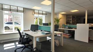 Het voormalig gerechtsdeurwaarderskantoor van meester Maryns is gelegen in de Aflons Sifferstraat op een boogscheut van het gemeenteplein van Zomergem.<br /><br />Via de inkomhal is er een balie en wachtplaats voorzien.<br /><br />Het kantoor biedt ruimte voor meerdere bureauplaatsen die allemaal genieten van veel natuurlijk zonlicht. Er is een archiefruimte met vele ingemaakte kasten, een kitchenette en een toilet.<br /><br />Daarnaast is er ook nog een aparte kantoor vooraan.<br /><br />Deze ruimte biedt heel veel mogelijkheden en worden graag besproken na afspraak.