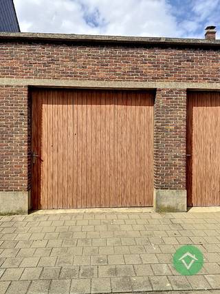 Deze garage is gelegen in het centrum van Roeselare en heeft een diepte van 7 m.Vrij 1/07/2026. Huurprijs 110 €/mnd...