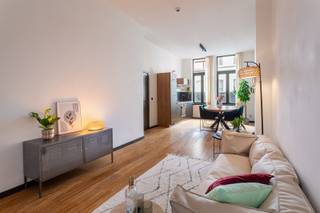 Ruime duplex om de hoek van Park Spoor Noord – Instapklaar én energiezuinig<br /><br />Letterlijk om de hoek van het groene Park Spoor Noord, vind je dit lichtrijke duplexappartement. Hier geniet je van de perfecte mix tussen rust en stadsleven. Tram- en bushaltes liggen vlakbij, waardoor je vlot het centrum bereikt, en ook de belangrijkste autosnelwegen zijn eenvoudig toegankelijk. Top Mobiscore: 9,4/10! Dit instapklare gelijkvloers duplexappartement van 105 m² werd in 2022 volledig gerenoveerd en combineert moderne afwerking met een cosy sfeer. Het bevindt zich in een kleinschalig gebouw met slechts 4 appartementen. Op het gelijkvloers betreed je de woning via een inkomhal die toegang geeft tot links de vernieuwde, volledig ingerichte keuken en rechts de gezellige, lichtrijke woonkamer met grote ramen. Vanuit de woonkamer stap je zo op het charmante terras (10m²). Aansluitend bevindt zich een extra kamer, momenteel ingericht als bureau, van waaruit een trap naar de bovenverdieping leidt. Op de eerste verdieping vind je een knusse slaapkamer, gevolgd door een halve verdieping hoger waar zich de stijlvolle badkamer met regendouche, een apart toilet, een praktische wasruimte en de royale master bedroom bevinden. Verder beschikt het appartement over extra bergruimte in de kelder. Bijzonderheden: asbestveilig, conforme elektrische keuring en zéér lage lasten (enkel blokpolis: momenteel jaarlijks 327 euro). Kortom, ideaal voor alleenstaanden, koppels en gezinnetjes!<br /><br />Verplichte vermeldingen<br />EPC: 151 kWh/m²<br />G-score: A<br />P-score: A<br />Stedenbouwkundige inlichtingen: in aanvraag